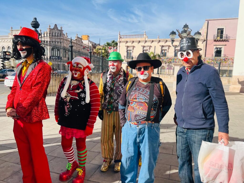 Celebran el Día Internacional del Payaso, siguen llevando alegría a fiestas, escuelas y calles.