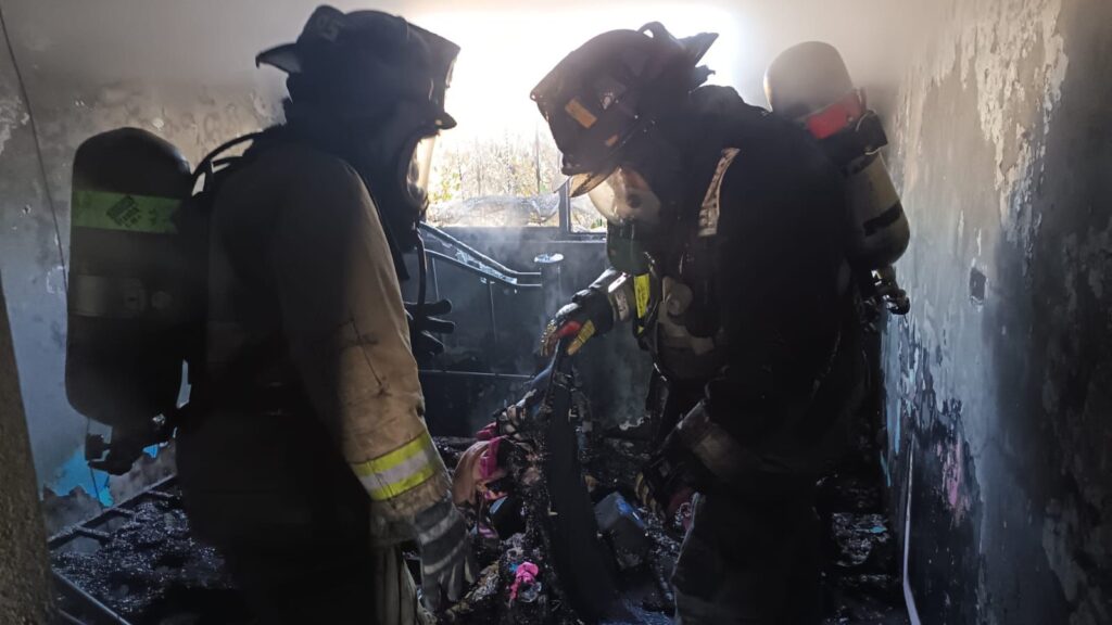 Provocan corto e incendio al conectar televisión