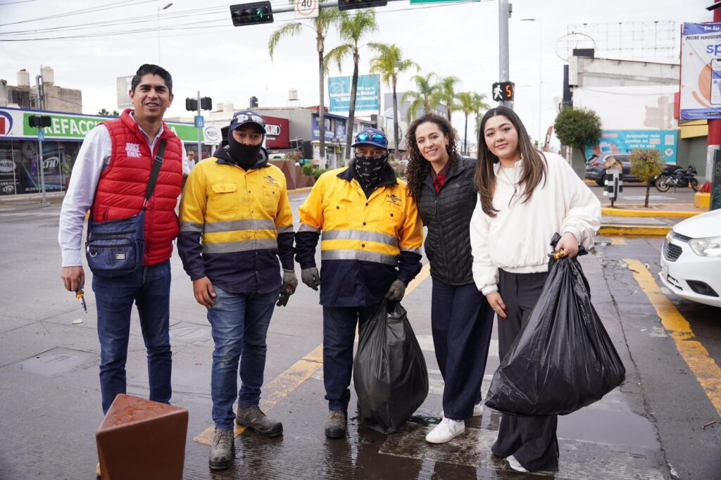 Participan Regidores PRI en retiro de anuncios que obstruyen visibilidad en calles de Durango