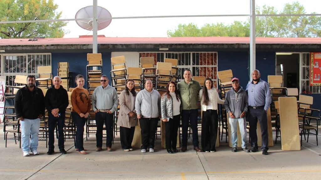 Entregan Material Escolar en la Primaria Ricardo Flores Magón