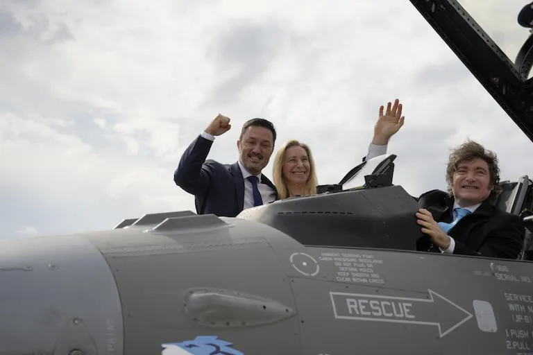 Milei presume su nueva defensa aérea con la llegada de cazas F-16