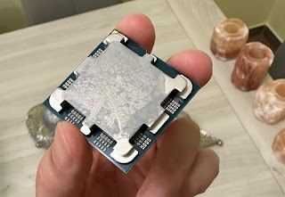 Joven arruina su laptop al usar quitaesmalte para limpiarla