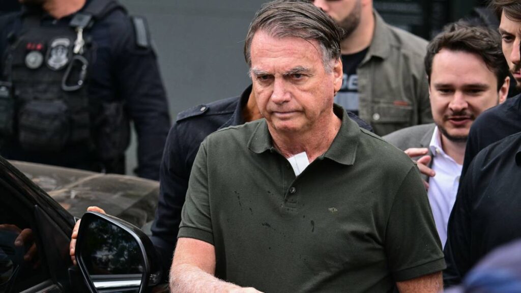 Jair Bolsonaro sale de prisión por primera vez para operarse de hernia
