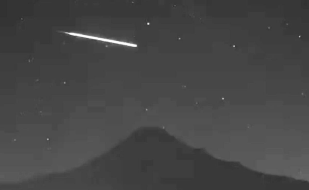 Captan en video a supuesto ovni sobrevolando el volcán de Colima
