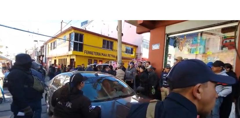 Dormido se quedó en pleno centro al conducir su vehículo y pensaron que estaba sin vida