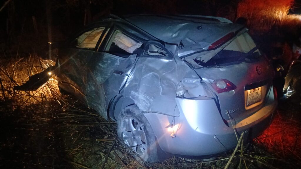 Joven pierde la vida y tres más heridos en volcadura