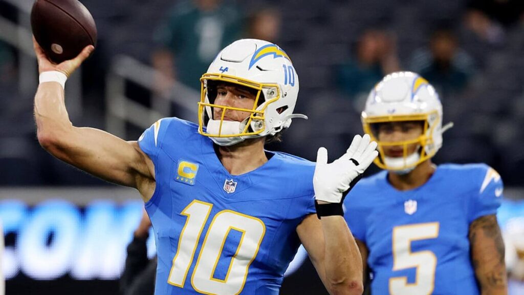 Chargers triunfan en tiempo extra ante Eagles