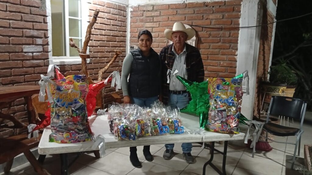 Señor de buen corazón pone aguinaldos y piñata para festejo en Las Lumbreras