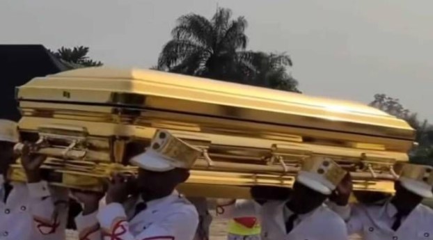 Sepulta a su madre en un Ataúd bañado en Oro