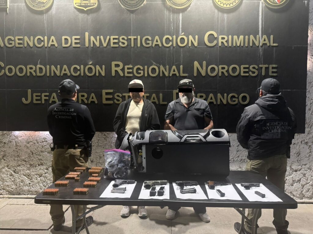 Federales agarran a dos paisanos con cargamento de armas
