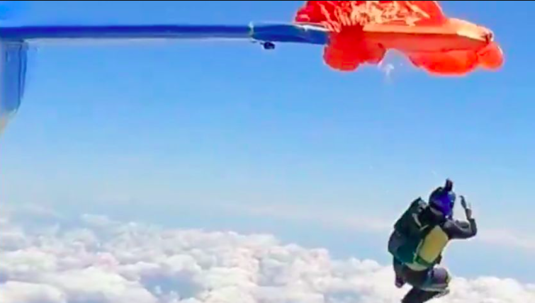 Paracaidista casi muere por quedar atrapado en un avión