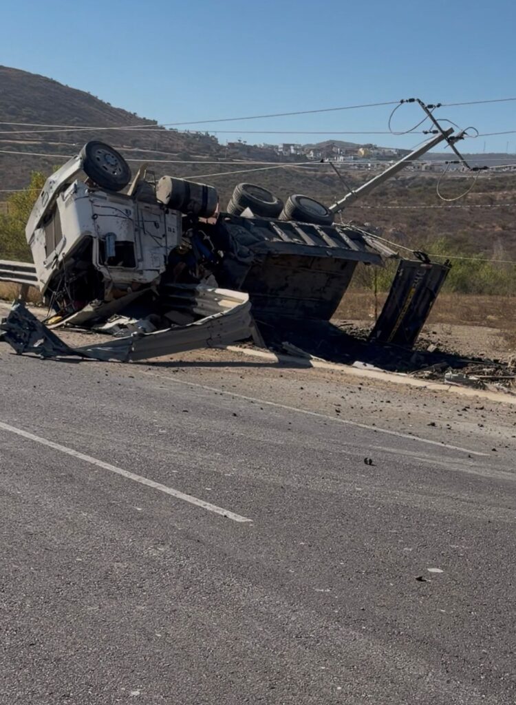 Impactante volcadura deja conductor herido
