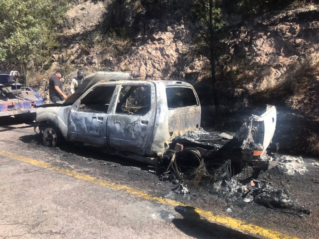 Fuego consume camioneta cuatro puertas