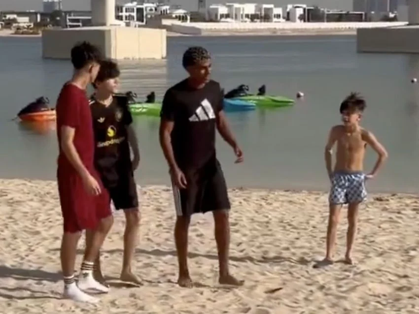 Lamine Yamal es captado jugando con niños en Dubai