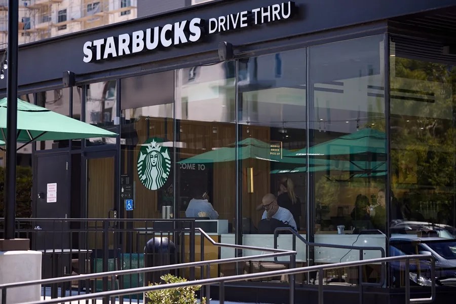 Starbucks acuerda pago de 35 millones de dólares por violar derechos de miles de sus trabajadores