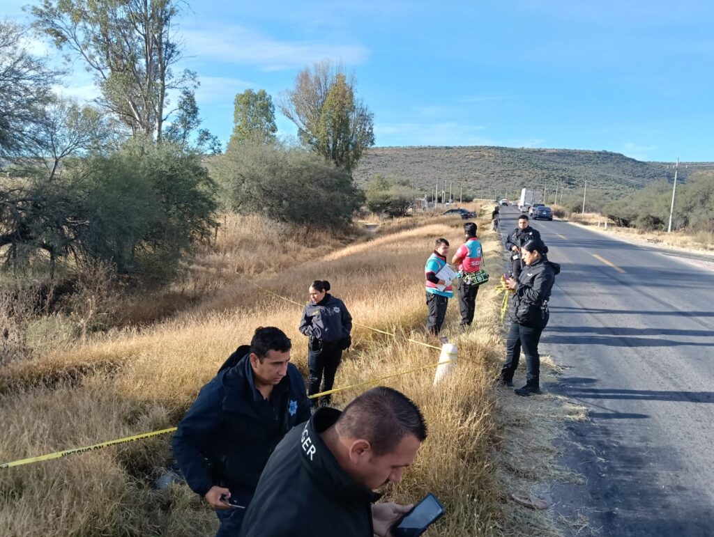 Hallan sin vida a un abuelito a un costado de la carretera