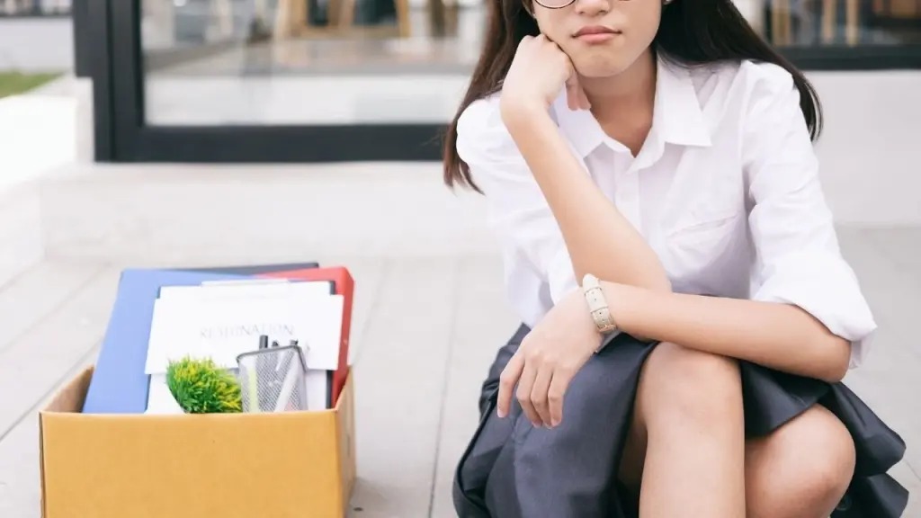Mujer es despedida por llegar demasiado temprano a su trabajo