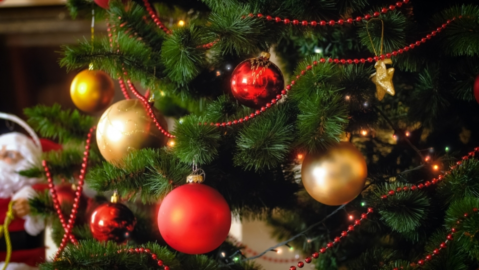 ¿Por qué ponemos esferas en el árbol de Navidad?