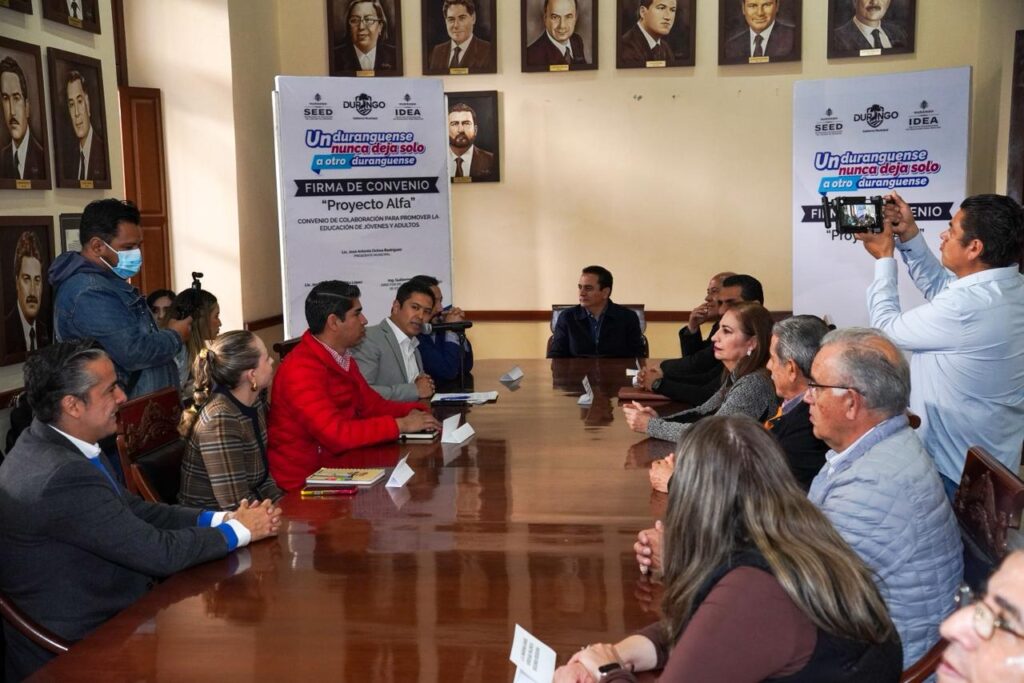 Nuevo convenio contra el rezago educativo impulsa la educación básica y alfabetización en Durango