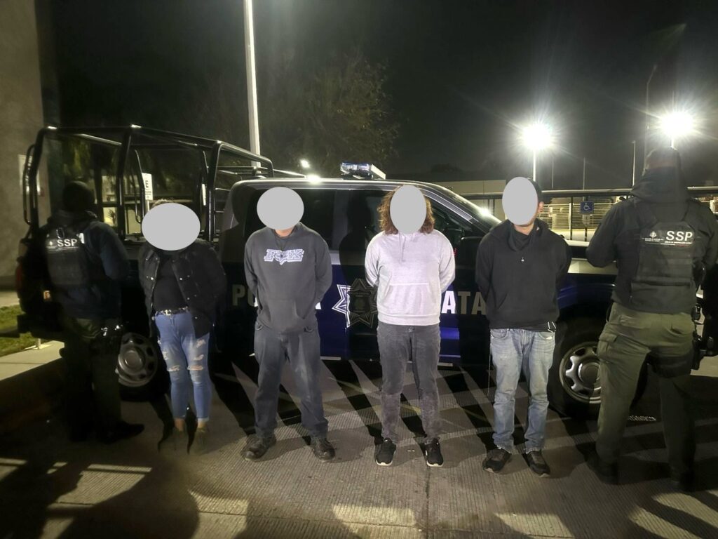 Detiene la estatal a dos mujeres y dos hombres por “cobro de piso”