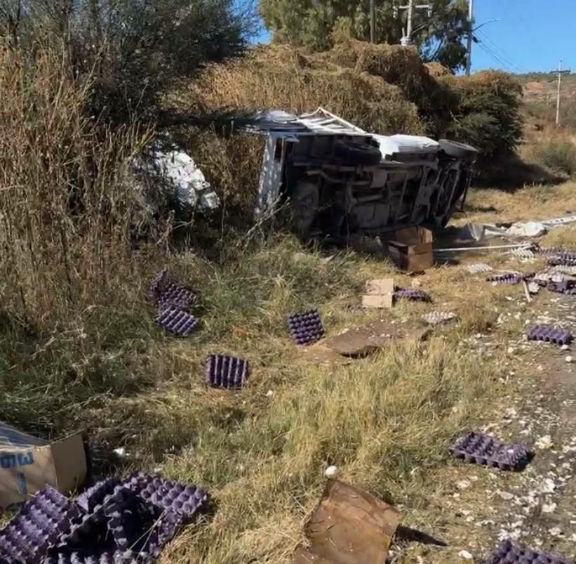 Cinturón de seguridad le salvó la vida al volcar