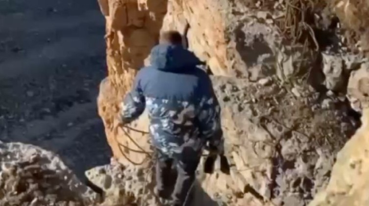 Alpinista cae al vacío al querer sorprender a su novia