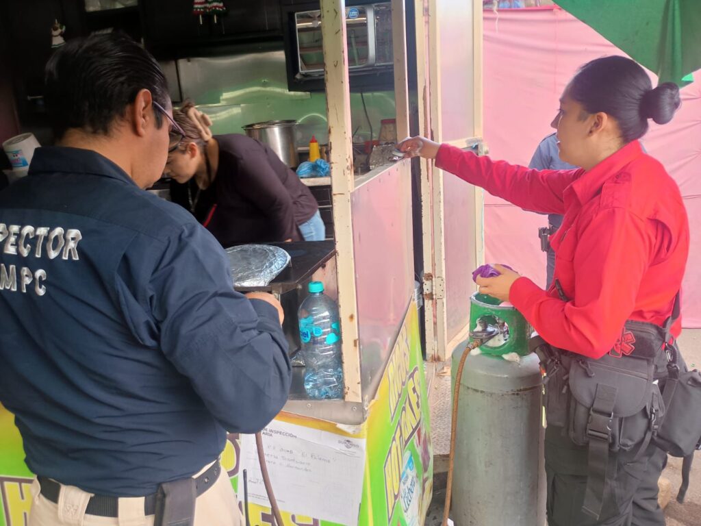 Bomberos revisa instalaciones de gas de puestos de comida callejeros para evitar flamazos o explosiones