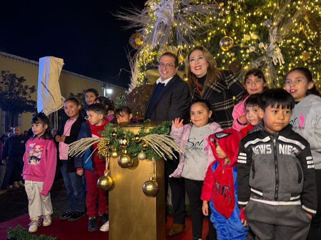 Parral Ilumina la Temporada Navideña con Un Encendido de Árbol lleno de Esperanza