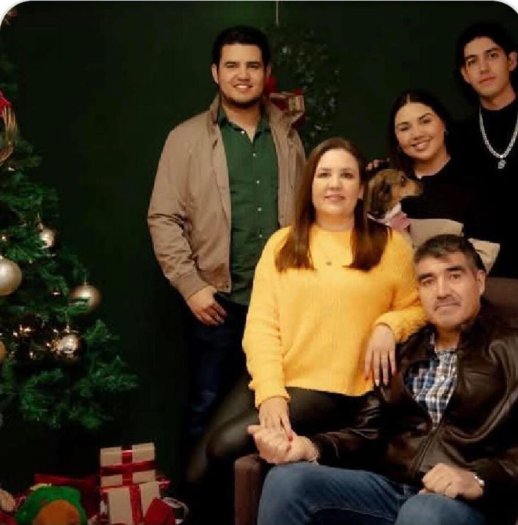 La familia Pacheco desea “Feliz Navidad” a los parralenses