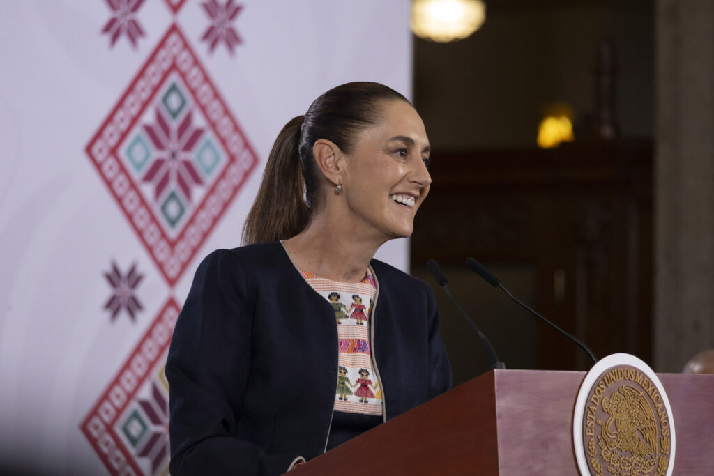 Sheinbaum cierra el 2025 con 74% de aprobación nacional