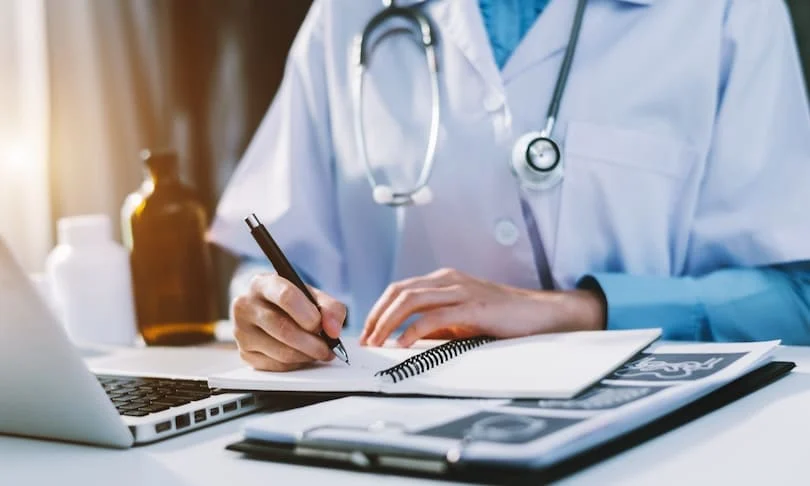 Gobierno de Trump restringe atención médica para menores transgénero