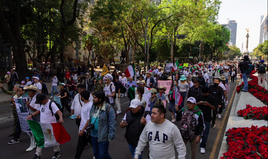 Generación Z se manifiesta en Paseo de la Reforma