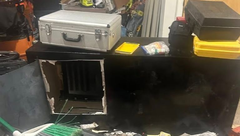 Hallan a una mujer muerta dentro de una caja fuerte