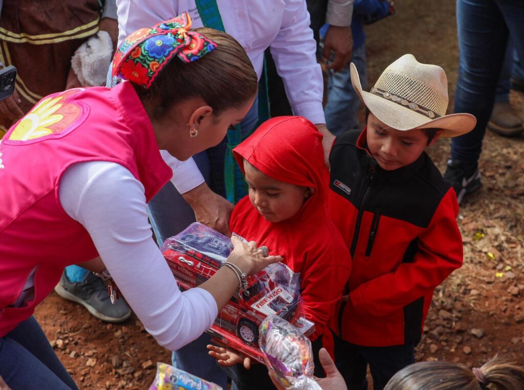Con la “Ruta de las Sonrisas”, juguetes, aguinaldos y apoyos alimentarios llegan a familias del Mezquital