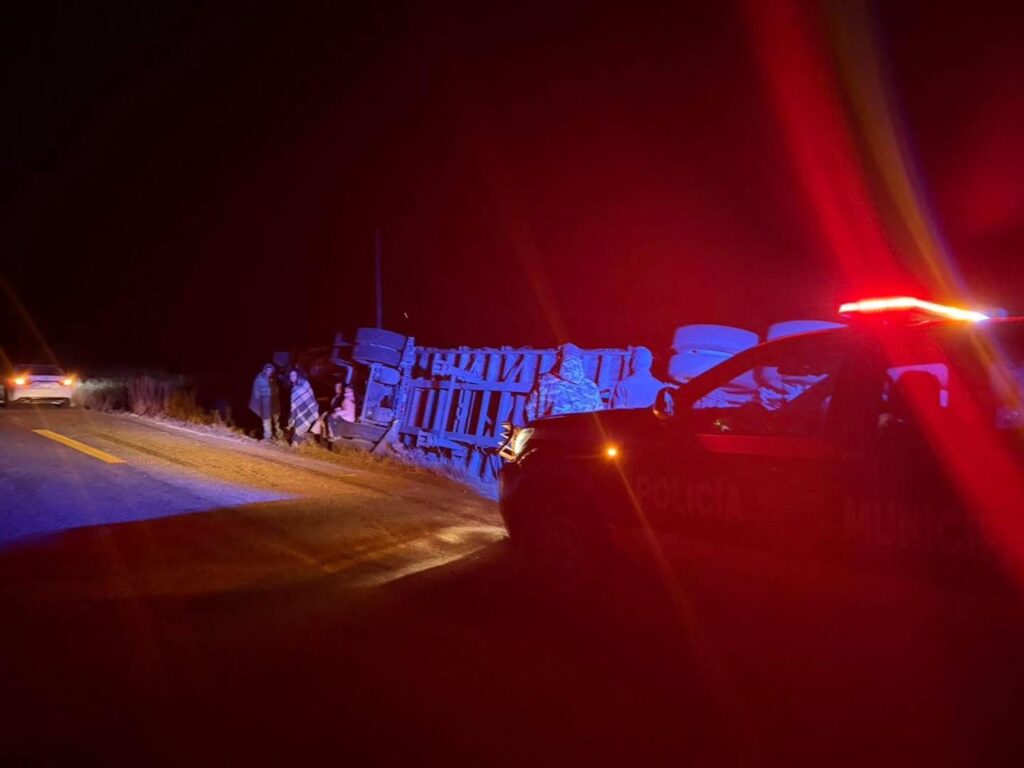 Volcadura de tráiler en la carretera a Santiago Papasquiaro, entre Nuevo Ideal y Canatlán