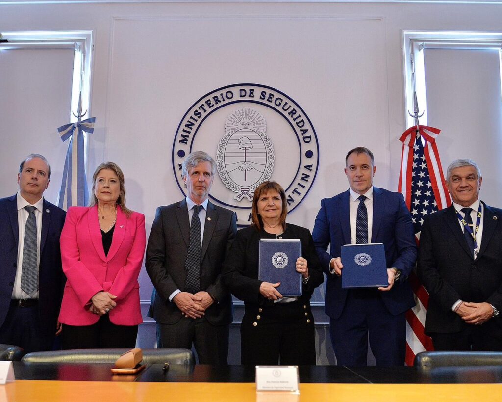 A horas de dejar su cargo, Bullrich firma acuerdo con EE.UU