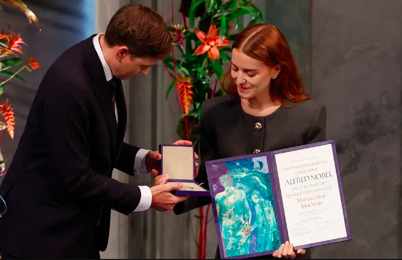 En representación de su madre, hija de Corina Machado recibe el Nobel de La Paz