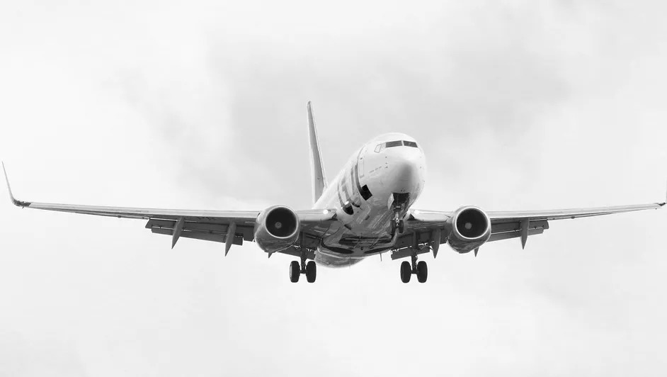 Familia intenta viajar en avión con cuerpo de su abuelita en silla de ruedas