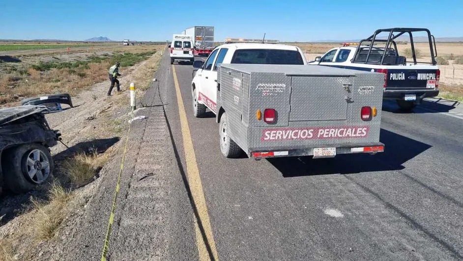 Volcadura este domingo cobra la vida de mujer; hermano e hijo lesionados