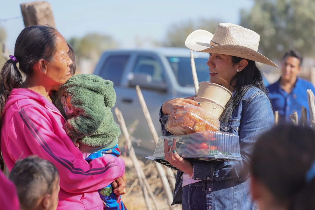 Betzabé Martínez lleva cenas, juguetes y dulces a familias de Gómez Palacio