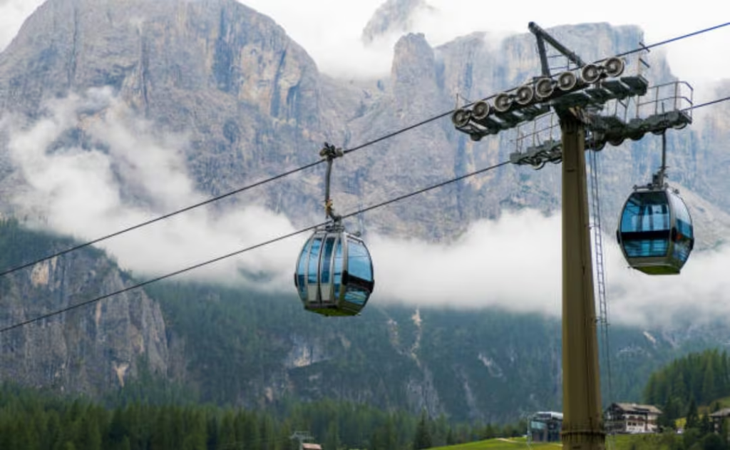 Falla en teleférico deja atrapadas a cerca de 100 personas en los Alpes italianos