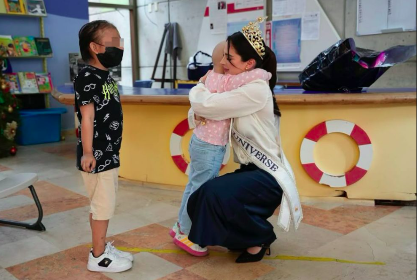 Fátima Bosch dona juguetes a niños en vísperas de Navidad