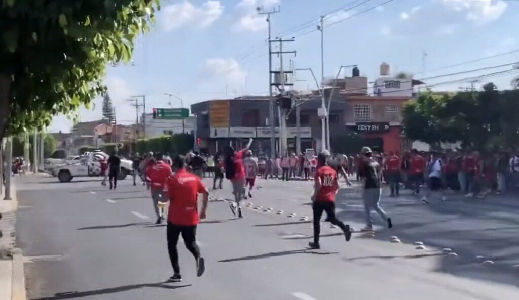 Violencia entre aficionados empaña partido amistoso en Irapuato