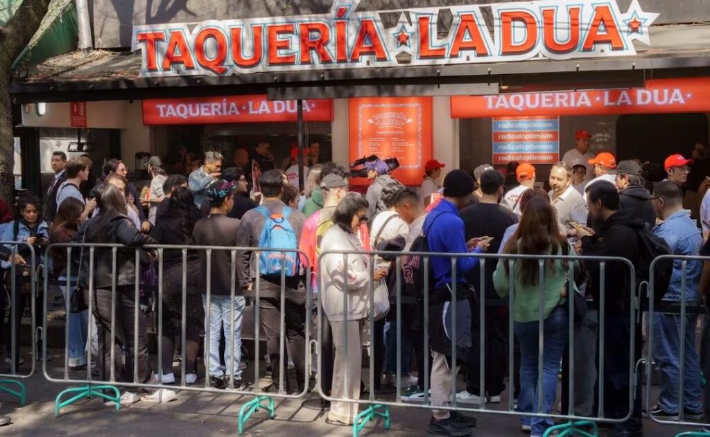 Entre filas, confusión y cartones: así vivieron fans el estreno de la taquería de Dua Lipa