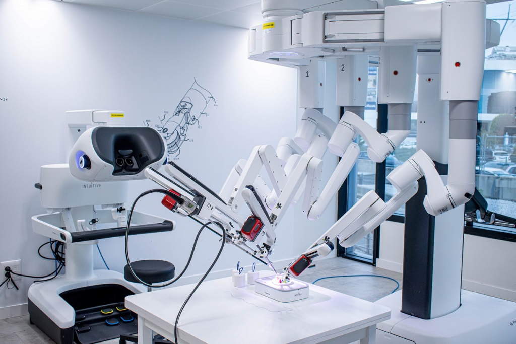 Hospital del IMSS-Bienestar opera a sus primeros pacientes con robot quirúrgico