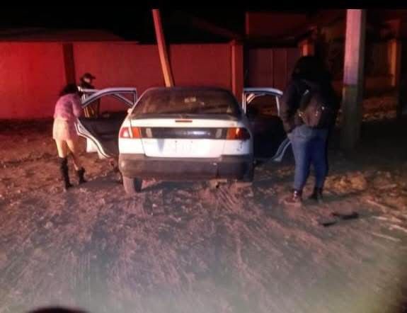 Hallan a dos hombres sin vida tras choque contra poste en Guachochi; presentaban heridas de arma de fuego