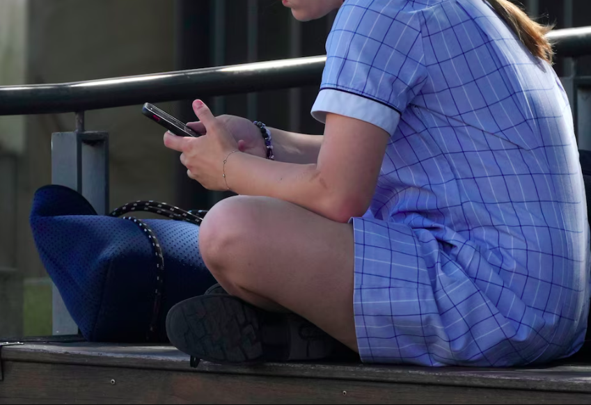 Australia prohíbe uso de redes sociales a menores de 16 años