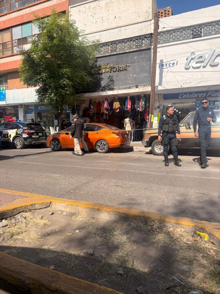 Peritos de la Fiscalía aseguran auto que despide malos olores para conocer el origen