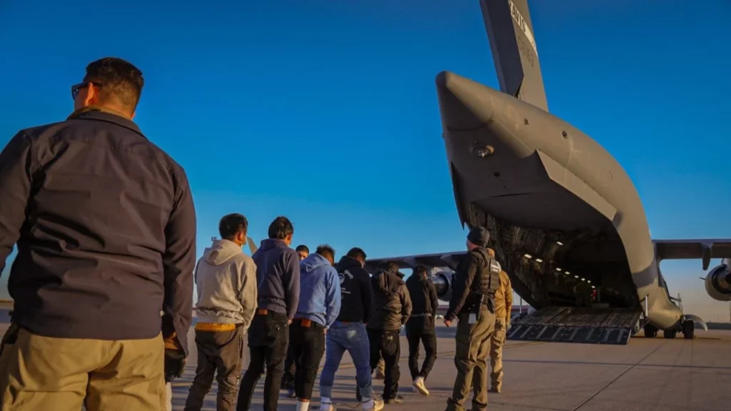 EU compra seis aviones por 140 mdd para crear su flota de deportaciones