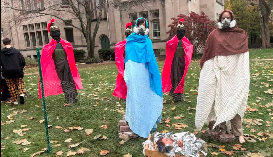 Iglesia de Chicago genera polémica con un pesebre de Jesús Esposado
